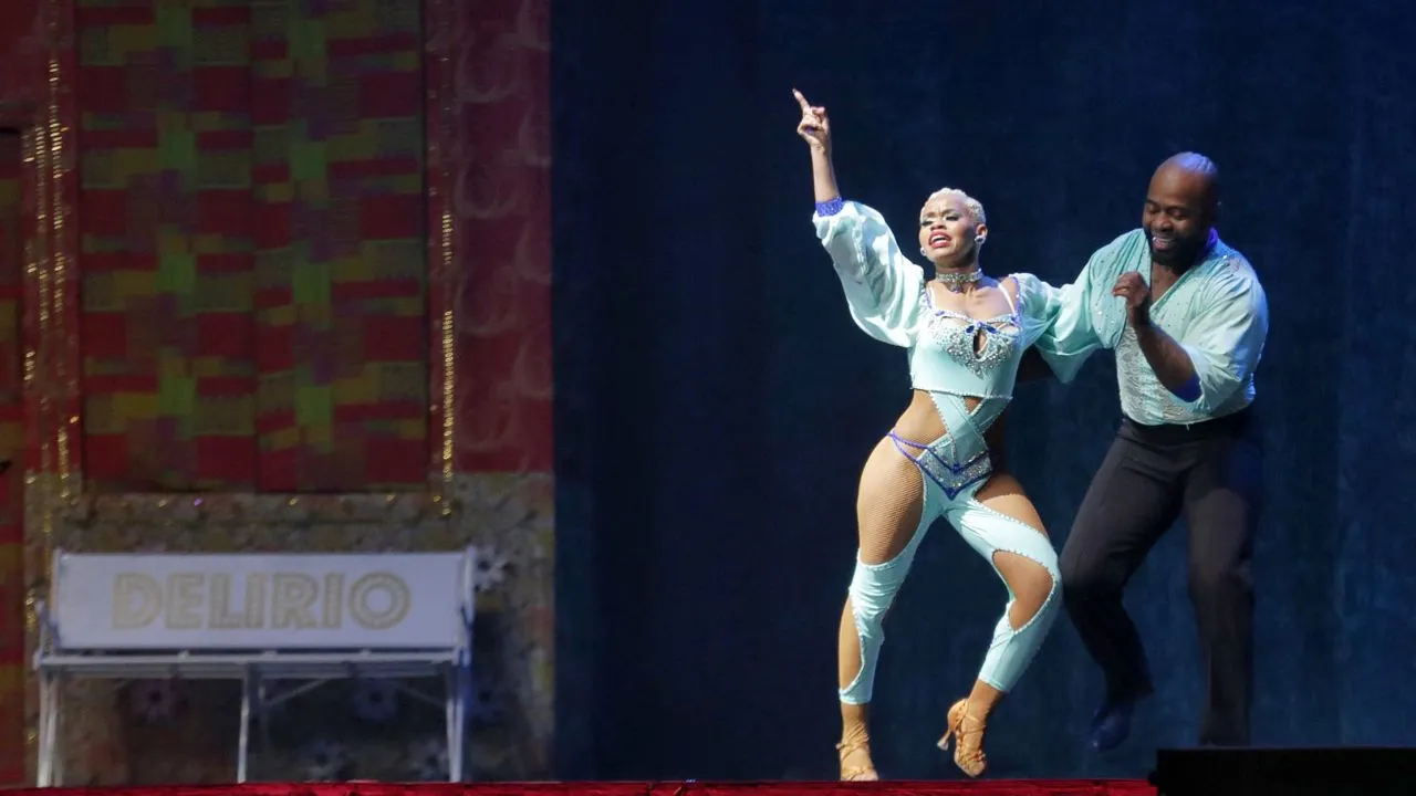 Bailarines de salsa circo 'Delirio' en tarima. Este es uno de los espectáculos más relevantes que han llevado la cultura vallecaucana al mundo.